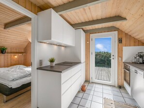 Køleskab, ovn, opvaskemaskine, højstol