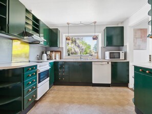 Kjøleskap, mikrobølgeovn, oppvaskmaskin og kjøkkenutstyr