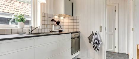 Fridge, oven, dishwasher, cookware/dishes/utensils