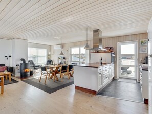 Køleskab, mikrobølgeovn, opvaskemaskine, køkkentøj/tallerkener/redskaber