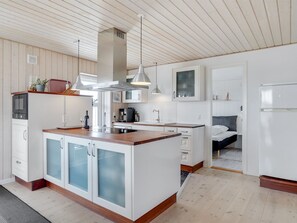 Køleskab, mikrobølgeovn, opvaskemaskine, køkkentøj/tallerkener/redskaber