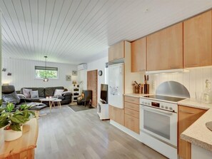 Køleskab, mikrobølgeovn, køkkentøj/tallerkener/redskaber
