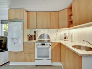 Réfrigérateur, micro-ondes, batterie de cuisine, vaisselle et ustensiles