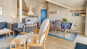 Un intérieur chaleureux comprenant un coin repas, une cuisine et un salon.