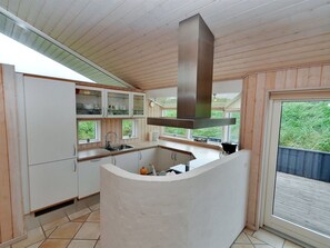 Réfrigérateur, four, lave-vaisselle, chaise haute