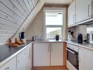 Een koelkast, een microgolfoven, een oven, een vaatwasser