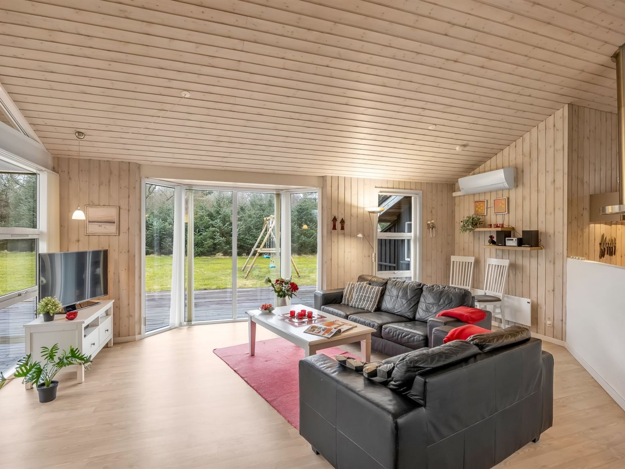 Een televisie, een open haard en een dvd-speler