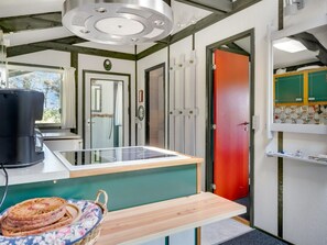 Kühlschrank, Mikrowelle, Kochgeschirr/Geschirr/Besteck