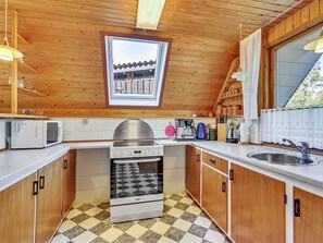 Refrigerador, microondas y utensilios de cocina