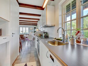 Kjøleskap, ovn, oppvaskmaskin og kjøkkenutstyr