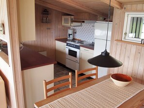 Réfrigérateur, four, batterie de cuisine, vaisselle et ustensiles