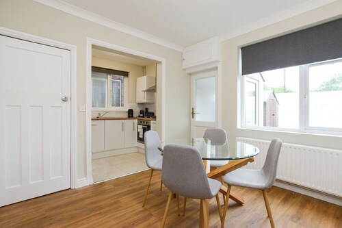 Cosy home available w/FREE Parking & WiFi, Beeston