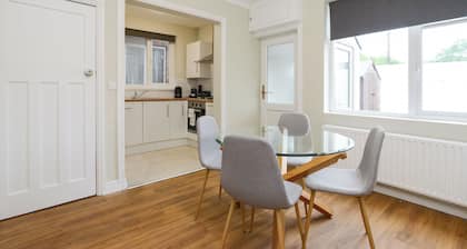 Cosy home available w/FREE Parking & WiFi, Beeston