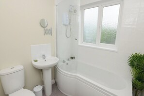 Shower - King Street Cosy 3-bed Beeston, Parking, Free WIFI (Beeston)