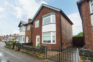 Exterior - King Street Cosy 3-bed Beeston, Parking, Free WIFI (Beeston)