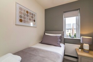 3 bedrooms, iron/ironing board, internet