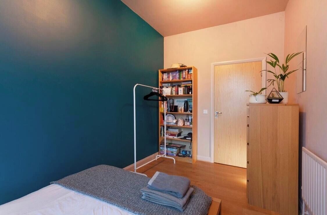 2 bedrooms, desk, iron/ironing board, internet