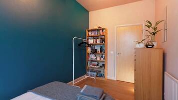 2 bedrooms, desk, iron/ironing board, internet