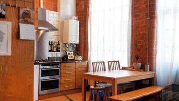 Coffee/tea maker, fridge, microwave, oven
