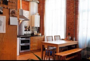 Coffee/tea maker, fridge, microwave, oven - Lovely 2-bedroom Apartment - Raleigh Square (Nottingham)