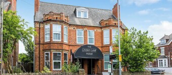 Station Road - Contemporary 1bedroom Flat with 1 superking bed & ensuite bath
