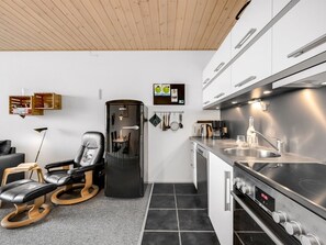 Fridge, oven, dishwasher, cookware/dishes/utensils - "Benite" - 50m from the sea by Interhome (Fanø)