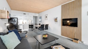 Un apartamento moderno con sala de estar, comedor y cocina.