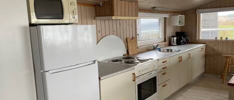 Kühlschrank, Ofen, Kochgeschirr/Geschirr/Besteck