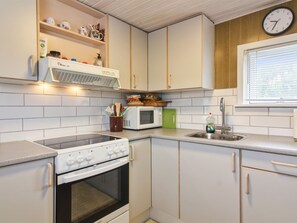 Kylskåp, mikrovågsugn och grytor/köksredskap
