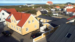 Ein Wohngebiet mit Häusern, die rote Dächer und verschiedene Baustile aufweisen.