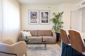 De Dream Suite | リビング エリア | 55 インチのLED テレビ (衛星放送視聴可)