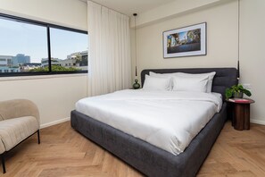 De Dream Suite | セーフティボックス (室内)、客室ごとに異なる装飾、客室ごとに異なるインテリア、デスク