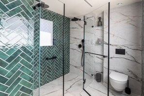 De Dream Suite | Bathroom | Shower, rainfall showerhead, hair dryer, slippers - De Sheinkin Suites (Tel Aviv)