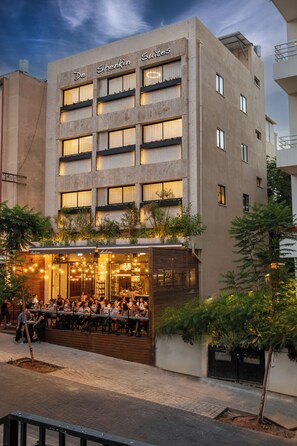 施設の正面 (日没後)