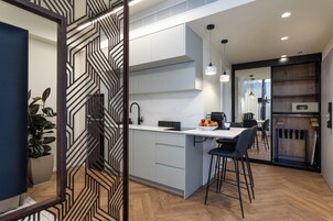 De Grey or De Green | Private kitchen | Full-size fridge, microwave, dishwasher, espresso maker