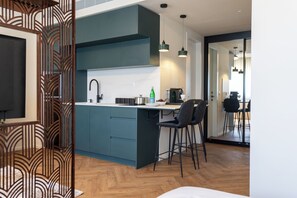 De Grey or De Green | Private kitchen | Full-size fridge, microwave, dishwasher, espresso maker - De Sheinkin Suites (Tel Aviv)