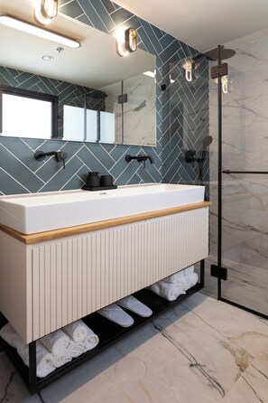 De Grey or De Green | Salle de bain | Douche, douche à « effet pluie », sèche-cheveux, chaussons