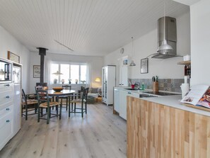 Kylskåp, mikrovågsugn, diskmaskin och grytor/köksredskap