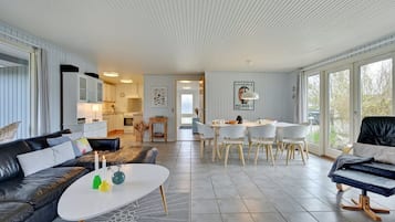 Télévision, cheminée, baby-foot