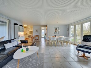 Televisie, een open haard en tafelvoetbal