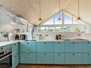 Kjøleskap, mikrobølgeovn, oppvaskmaskin og kjøkkenutstyr