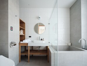 Habitación Confort doble, 1 cama doble | Baño | Zapatillas y toallas