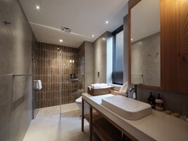 風格雙人房, 1 張加大雙人床 | 浴室 | 拖鞋、毛巾