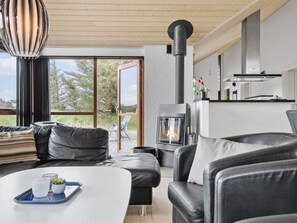 Tv, pejs, dvd-afspiller, bordfodbold