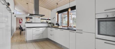 ثلاجة، ميكروويف، فرن، غسالة أطباق