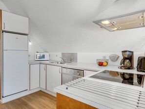 Refrigerador, microondas, lavavajillas y periquera