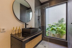 Dusche, Haartrockner, Handtücher, Seife