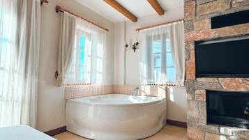 Deluxe-værelse til 3 personer | Egyptiske bomuldslagner, premium-sengetøj, pengeskab på værelset