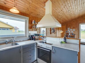 Køleskab, mikrobølgeovn, ovn, højstol
