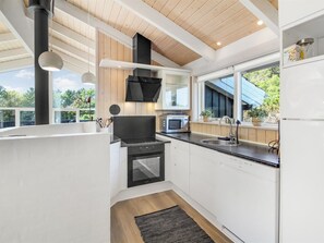 Refrigerador, microondas, lavavajillas y utensilios de cocina